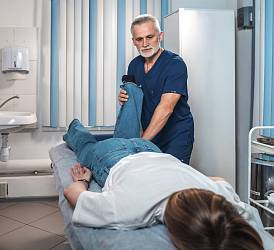 Врач-невролог, мануальный терапевт, рефлексотерапевт Пятков С.А. выполняет мануальную терапию