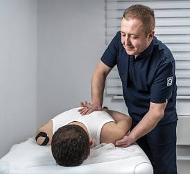 Врач мануальный терапевт, невролог, главный врач клиники Шуляков О.С. выполняет сеанс мануальной терапии