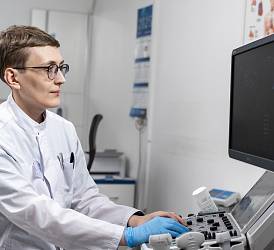 Врач-эндокринолог, врач ультразвуковой диагностики Карликов А.А. выполняет УЗИ щитовидной железы