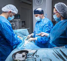Врачи уролог, андролог, врач УЗД Ибеш А.М. и врач-колопроктолог, хирург Алали Х.Д. в операционной