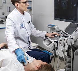 Врач-эндокринолог, врач ультразвуковой диагностики Карликов А.А. выполняет УЗИ щитовидной железы