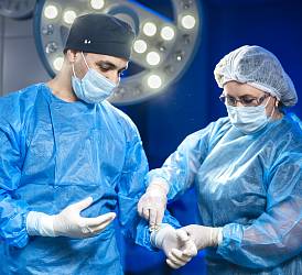 Врач-уролог, андролог, врач УЗД Ибеш А.М. в операционной