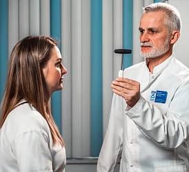 Врач-невролог, мануальный терапевт, рефлексотерапевт Пятков С.А. на приеме