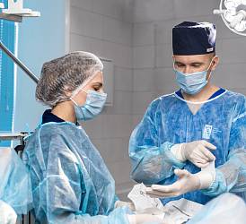 Ведущий врач-колопроктолог, хирург, главный врач клиники, кмн, Ревин П.В. выполняет колопроктологическую операцию