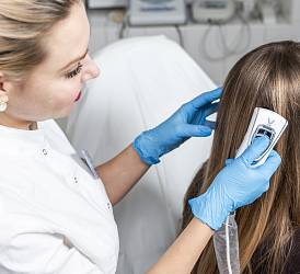 Врач-дерматовенеролог, косметолог, трихолог Машитлова Е.В. выполняет трихоскопию