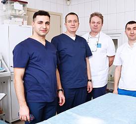 Врачи Ибеш А.М., Алали Х.Д., Фомин Е.А., Шокало П.В. в операционной