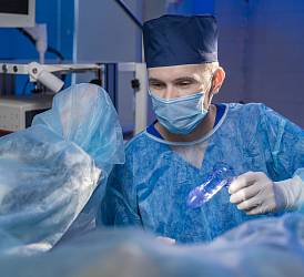 Ведущий врач-колопроктолог, хирург, главный врач клиники, кмн, Ревин П.В. выполняет колопроктологическую операцию