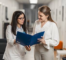 Врач ультразвуковой диагностики Байрамова Ф.Р. с пациентом