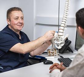 Врач мануальный терапевт, невролог, главный врач клиники Шуляков О.С. на приеме