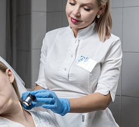 Врач-дерматовенеролог, косметолог, трихолог Машитлова Е.В. выполняет дерматоскопию